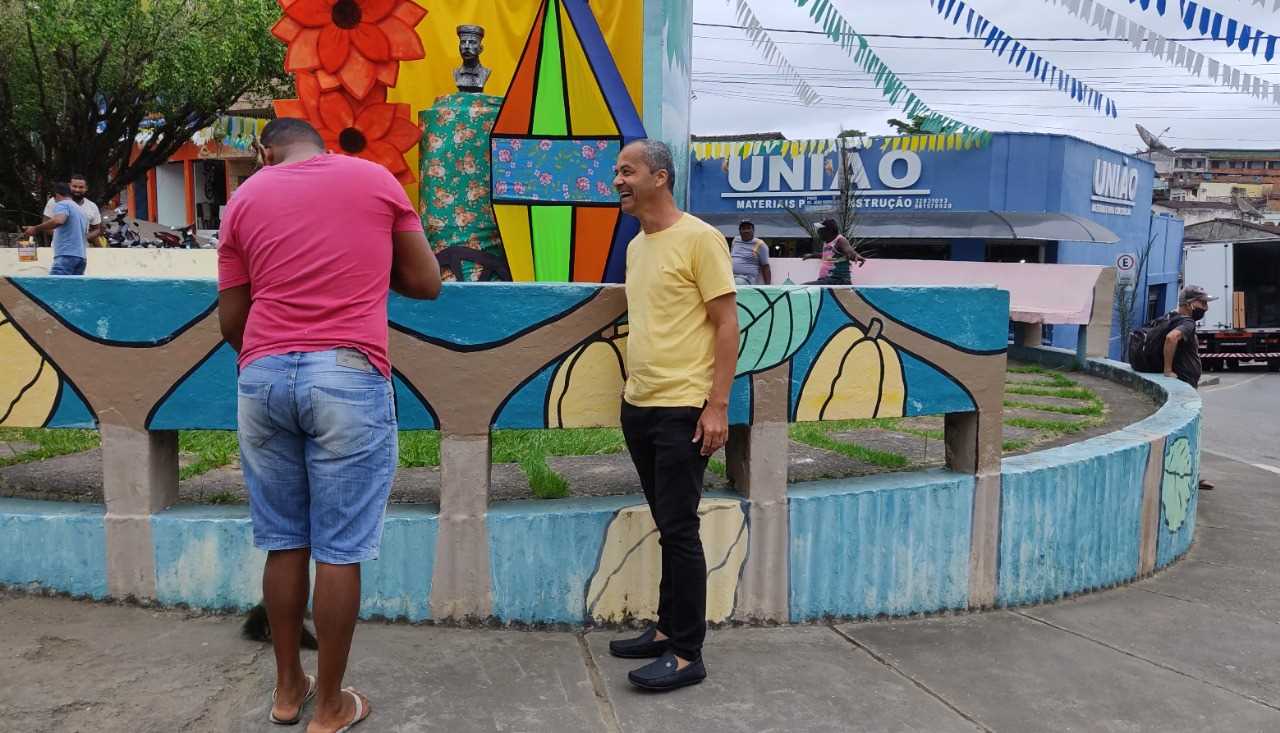 Camacã: Prefeitura ornamenta o centro da cidade com decorações, pintura e limpeza e motiva o comércio